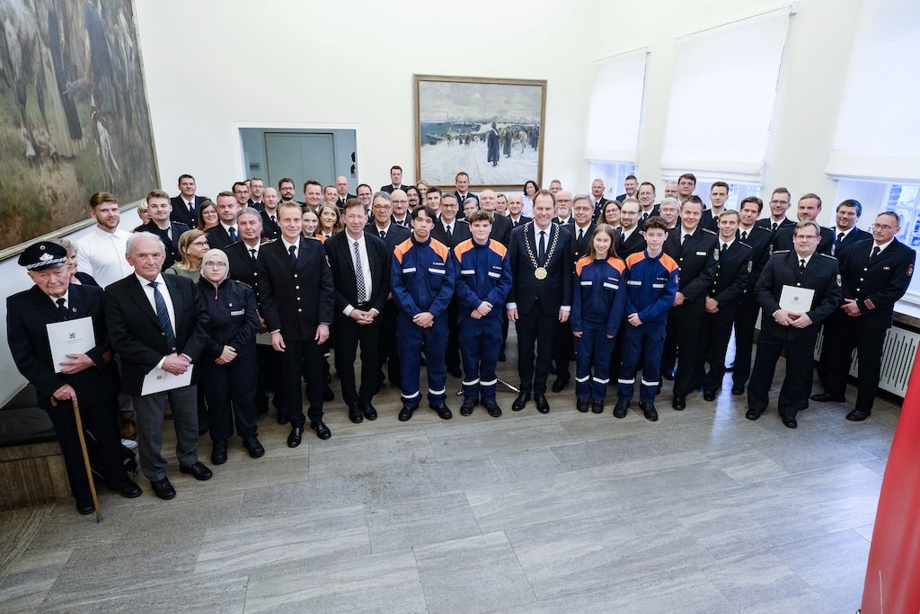 Für ihren langjährigen Einsatz bei der Freiwilligen Feuerwehr Düsseldorf und ihre besondere Arbeit wurden am Donnerstag, 27. März 2025, mehrere Ehrenamtliche im Jan-Wellem-Saal des Rathauses ausgezeichnet. © Stadt Düsseldorf/Michael Gstettenbauer