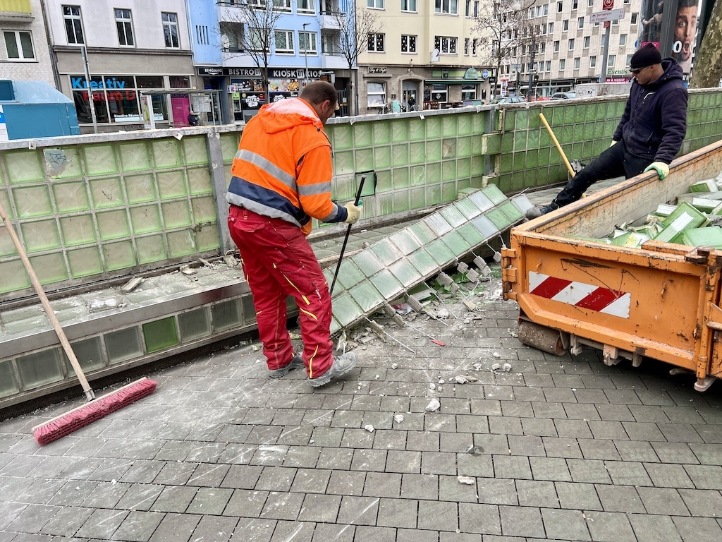 Abriss der Leuchtbänke am Woringer Platz © Lokalbüro