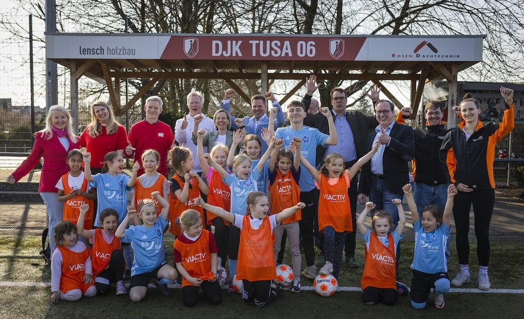 "Mädchen an den Ball" goes Düsseldorf (von links): Anna Seliger („Mädchen an den Ball“),Ann-Katrin Herke (Deutsche Postcode Lotterie), Dominic McVey (Deutsche Postcode Lotterie), Gunter Bliss-Müller (DJK TUSA 06 e.V.), Eva Kulot (Leiterin Sportamt), Stephan Teschner (BBBank), Thorsten Graeßner (Stadtrat), Thomas Nicolin (Stadtrat) und Katharina Leiding (VIACTIV Krankenkasse). © Biku / Moritz Müller)