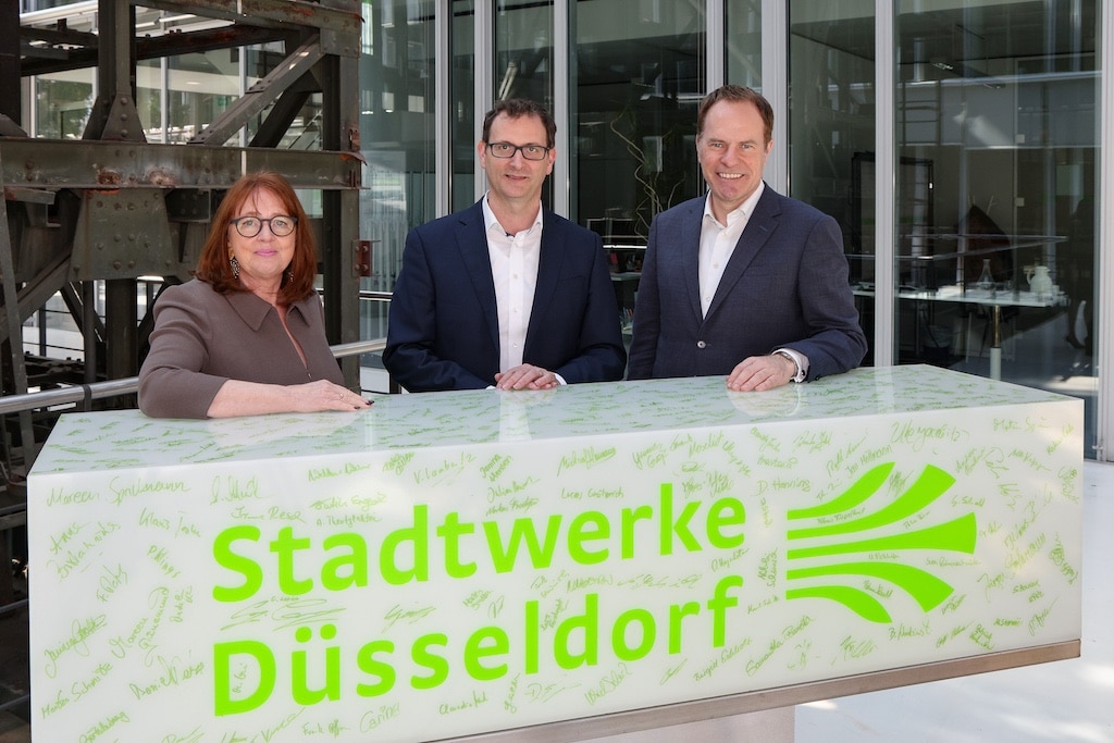 (v.l.): Stadtwerke-Aufsichtsratsvorsitzende Colette Rückert-Hennen, Stadtwerke-Vorstandsvorsitzender Julien Mounier und Düsseldorfs Oberbürgermeister Dr. Stephan Keller. © Stadtwerke Düsseldorf