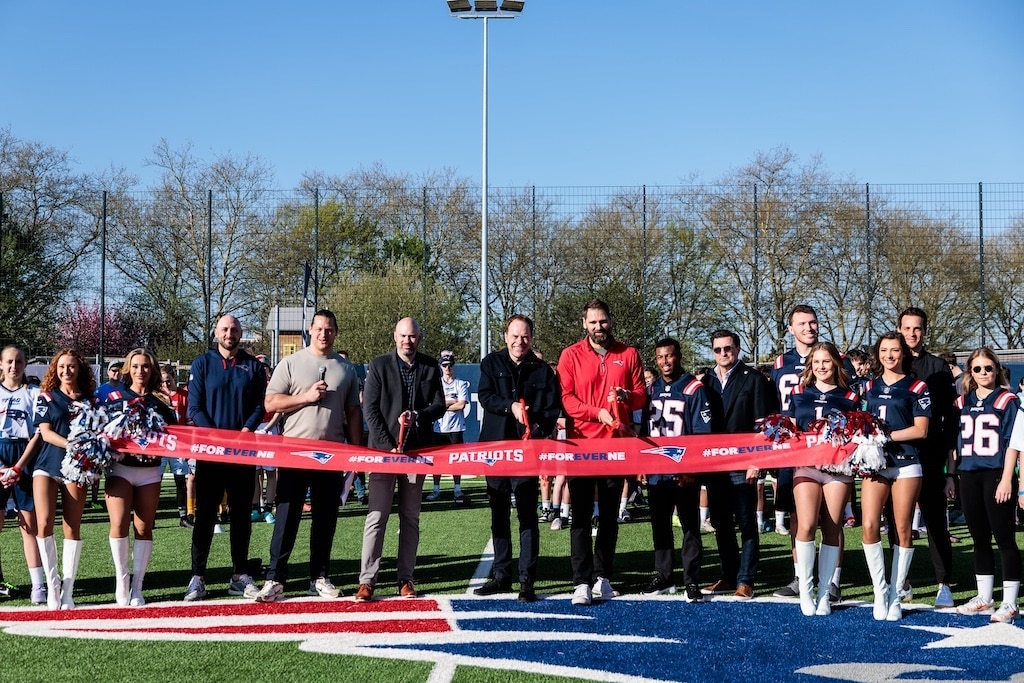 (von links nach rechts): Markus Kuhn (Ex-NFL-Profi und Ambassador der American Football Madness, mit Mikrofon), Joe Dorant (Senior Director of International Business der Patriots), Dr. Stephan Keller (Oberbürgermeister der Landeshauptstadt Düsseldorf) und Sebastian Vollmer (Ex-NFL-Profi und Super-Bowl-Champion mit den Patriots).