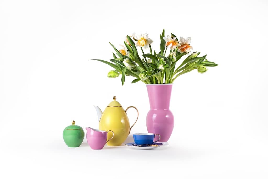 Kaffeetafel aus dem Service Urbino Multicolore der Königlichen Porzellan Manufaktur (KPM) Berlin und Vase Halle 2, Entwurf: Marguerite Friedlaender, 1931, für den Tisch des Monats im Hetjens‐Museum © LHD/Andreas Lange