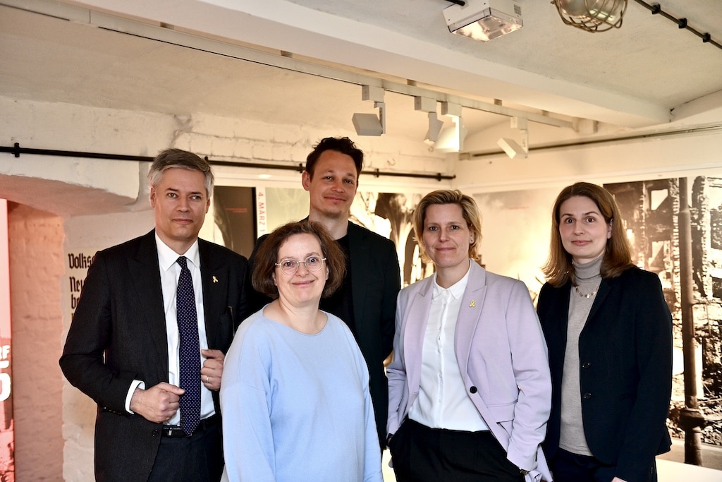 Die Kuratorinnen und Kuratoren Dr. Bastian Fleermann (l.),  Leiter der Mahn- und Gedenkstätte, Hildegard Jakobs (2.v.l.), stellvertretende Leiterin der Mahn- und Gedenkstätte, Astrid Hirsch-von Borries (2.v.r.), Dr. Andrea Ditchen (r.) und Jona Winstroth haben die neue Ausstellung "Düsseldorf 1945. ÜberLeben in der Stadt" vorgestellt. © Lokalbüro