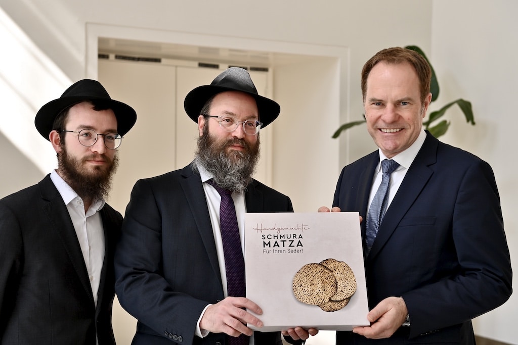 Uri Barkahn, Rabbiner Chaim Barkahn und Oberbürgermeister Dr. Stephan Keller © Lokalbüro