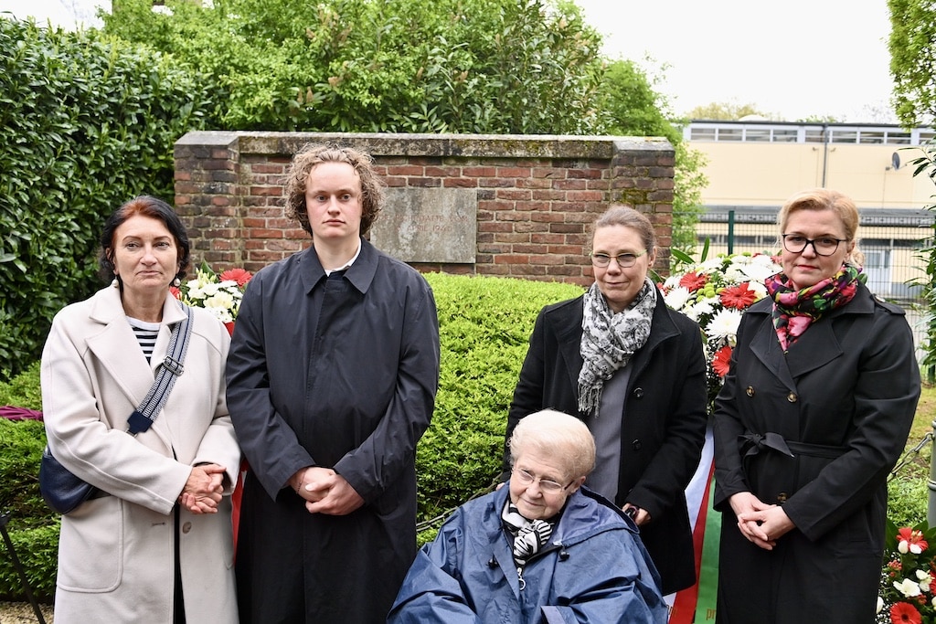 Von links nach rechts: Miriam Koch, Beigeordnete für Kultur; Ole Heier, Urenkel des ermordeten Theodor Andresen; Claudia Siebner, Enkeltochter von Aloys Odenthal; Polizeipräsidentin Miriam Brauns.In der vorderen Reihe: Claudia Siebner und die Tochter von Aloys Odenthal © Lokalbüro