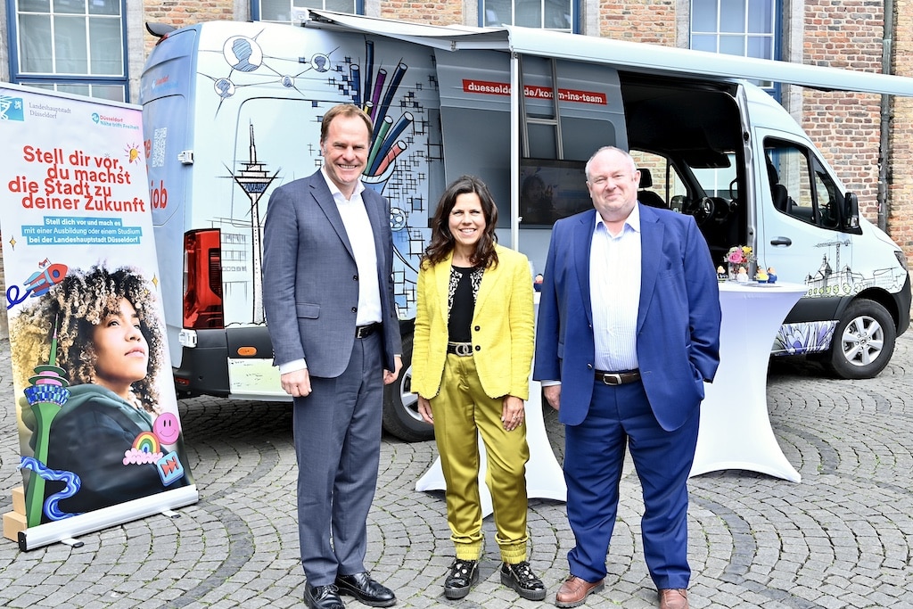 Der neue Karrierebus wurde von Oberbürgermeister Dr. Stephan Keller (l.), Bettina Mötting, Leiterin des Hauptamtes, und Olaf Wagner, Dezernent für Personal, Organisation, Digitalisierung und Bürgerservice, offiziell auf dem Marktplatz vorgestellt © Lokalbüro