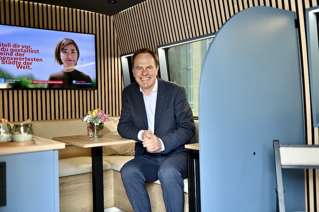 Oberbürgermeister Dr. Stephan Keller stellte am Mittwoch, 23. April 2025, den Karrierebus mit vor. © Lokalbüro