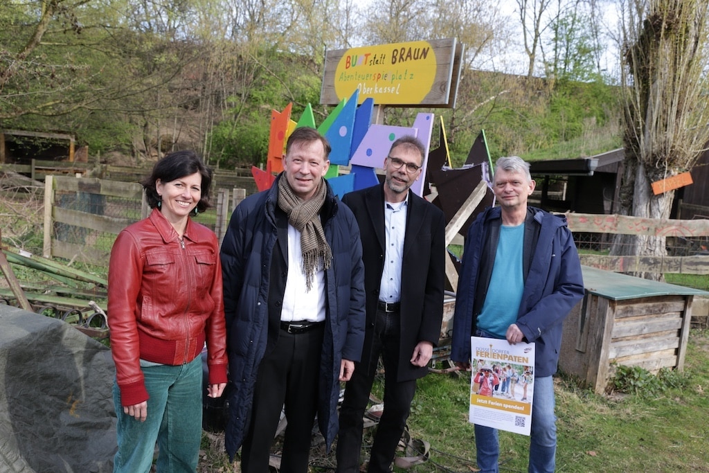 Stellten das Düsselferien-Programm 2025 vor (v.l.): Sonja Hirschberg, AKKI, Stadtdirektor Burkhard Hintzsche, Thomas Isop-Sander, katholische Jugendagentur, und Achim Radau-Krüger, Geschäftsführer Jugendring Düsseldorf. © Landeshauptstadt Düsseldorf/Ingo Lammert