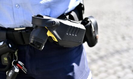 Mann bedroht Frau mit Schusswaffe am Geldautomaten