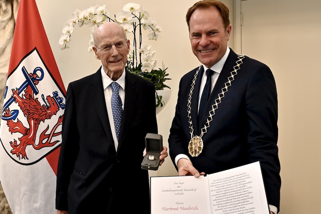 Hartmut Haubrich ist mit dem Großen Ehrenring der Landeshauptstadt Düsseldorf für sein Mäzenatentum ausgezeichnet worden. © Lokalbüro 