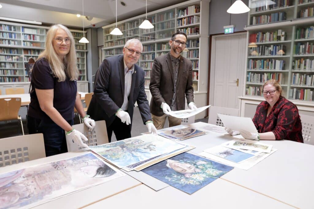 Dr. Sabine Brenner-Wilczek, Direktorin des Heinrich-Heine-Instituts, zusammen mit Jan von Holtum, Heinrich-Heine-Institut, und den Künstlern Peter Eickmeyer und Gaby von Borstel (v.r.) bei der Übergabe der Werke.© Landeshauptstadt Düsseldorf/Ingo Lammert