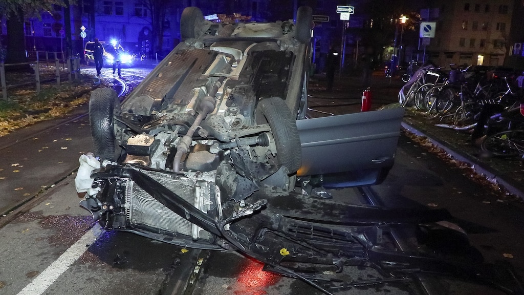 Auto kam von Fahrbahn ab, kollidierte mit Verkehrsschild, Fahrradständern  © Patrick Schüller
