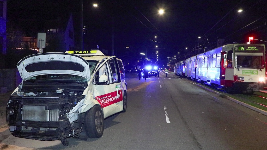 Schwerer Unfall: Kollision zwischen einer Bahn der Linie U75 und einem Taxi © Patrick Schüller