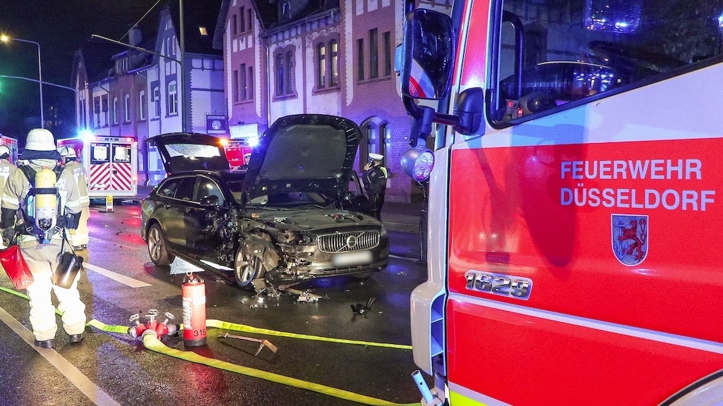  Ziviles Einsatzfahrzeug der Polizei und ein Auto kollidierten © Patrick Schüller