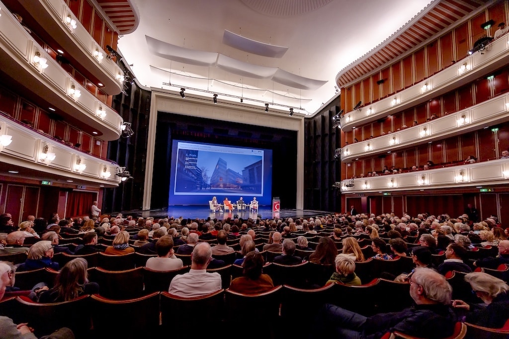 Zahlreiche Besucher lobten die Entwürfe © Deutsche Oper am Rhein / Anne Orthen