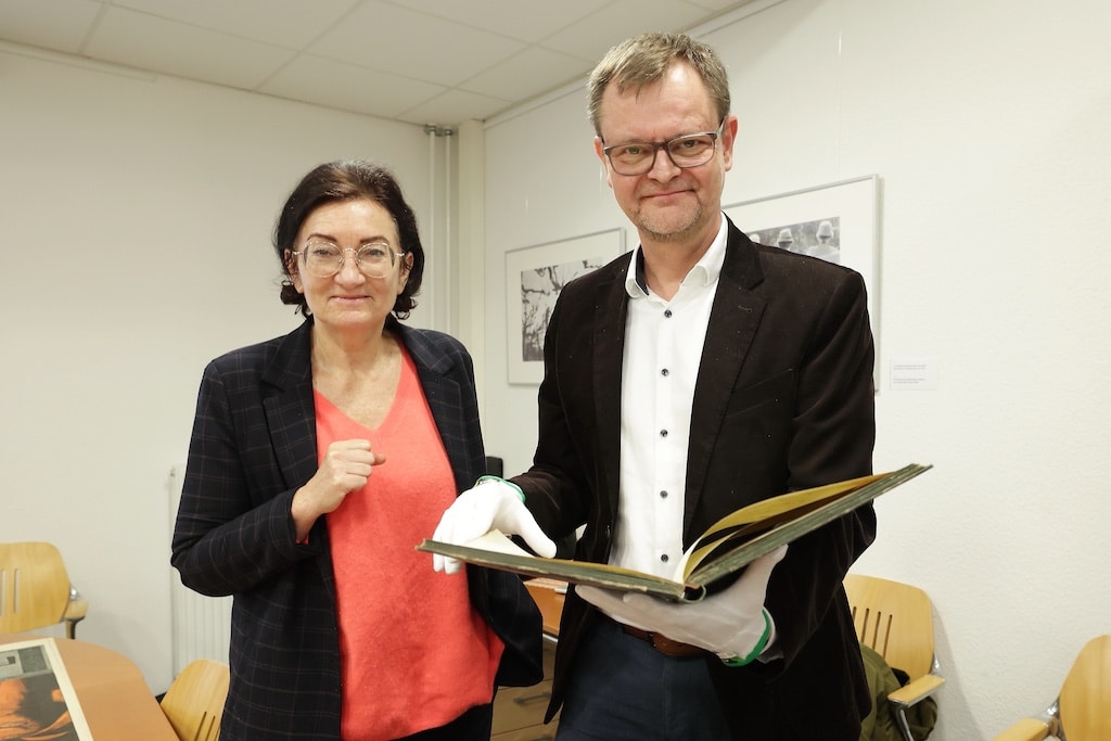 Miriam Koch, Beigeordnete für Kultur und Integration der Landeshauptstadt Düsseldorf, und Dr. Benedikt Mauer, Leiter des Stadtarchiv Düsseldorf, stellten das neue Online-Angebot vor: Ab sofort können Dokumente des historischen Personenstandsregisters, wie hier im Bild, online eingesehen werden © Landeshauptstadt Düsseldorf/ David Young
