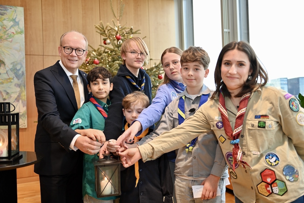 Übergabe des Friedenlicht an André Kuper, Präsident des Landtags © Lokalbüro Übergabe des Friedenlicht an André Kuper, Präsident des Landtags © Lokalbüro