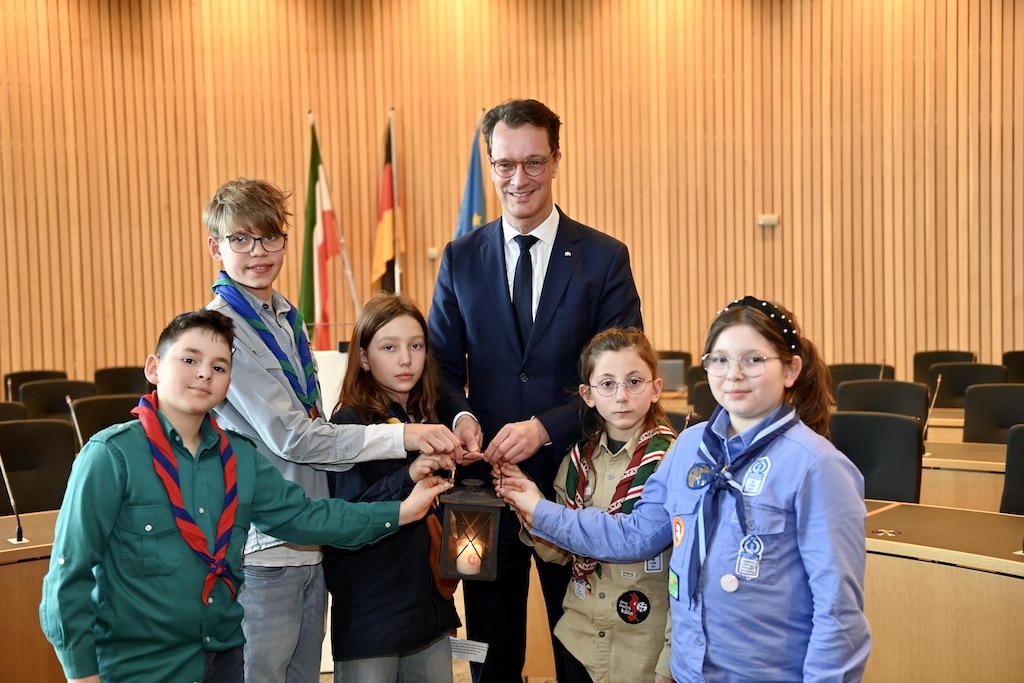 Übergabe des Friedenlicht an Hendrik Wüst Ministerpräsident NRW © Lokalbüro Übergabe des Friedenlicht an Hendrik Wüst Ministerpräsident NRW © Lokalbüro