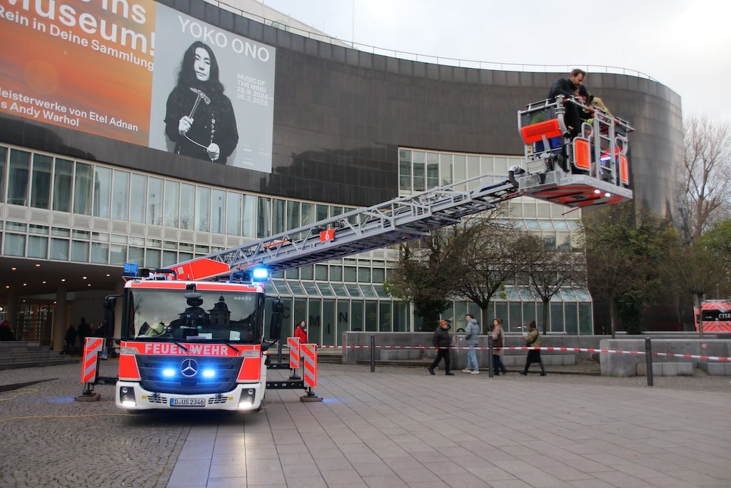 Ein fester Bestandteil und zugleich beliebteste Attraktionen der Feuerwehr-Adventssammlung ist eine Fahrt mit der Drehleiter, die auch am Samstag, 6. Dezember 2025, von 11 bis 17 Uhr am Grabbeplatz angeboten wird. © Landeshauptstadt Düsseldorf/Feuerwehr Düsseldorf
