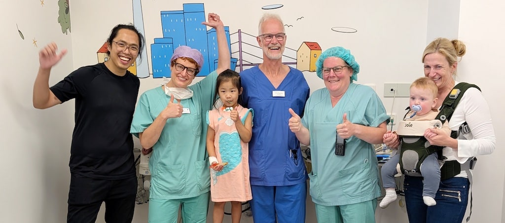 (vl) Lukas Wallbaum mit Professorin Dr. Med. Antje Gottschalk und Mitarbeitenden der Kaiserswerther Diakonie ©&nbsp;KW Diakonie