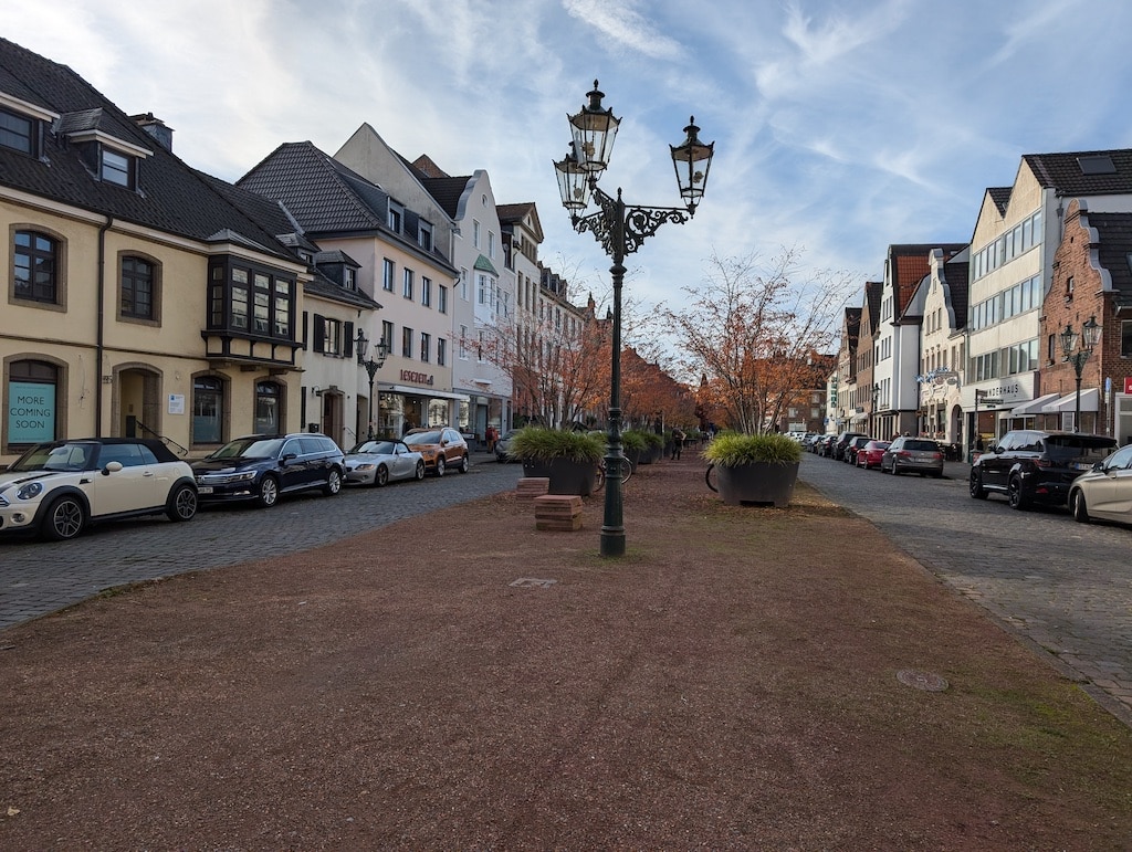 Mitten am Kaiserswerther Markt steht das Rathaus, das sogar ein Trauzimmer hat © Gabriele Schreckenberg