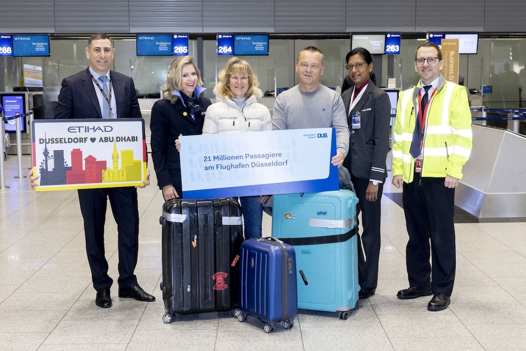 Eine nachweihnachtliche Bescherung erlebte der 21-millionste Fluggast des Jahres: Dorit Golling wurde zusammen mit ihrem Ehemann Maik Golling von Mitarbeitenden des Flughafens Düsseldorf und der Etihad Airways überrascht.Foto: Flughafen Düsseldorf / Andreas Wiese