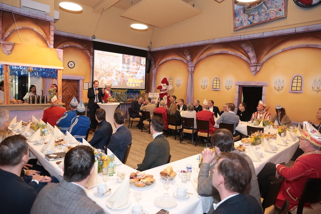 "Wirtschaft trifft Karneval" hieß es zum zweiten Mal am Montag, 26. Januar, im Rahmen eines Närrischen Frühstücks auf Einladung von Oberbürgermeister Dr. Stephan Keller, diesmal in der Wagenbauhalle des Rosenmontagszuges von Jacques Tilly. © Landeshauptstadt Düsseldorf/Ingo Lammert