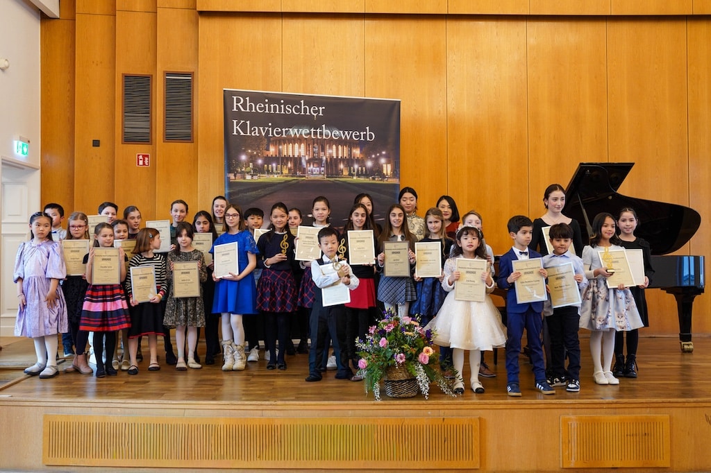 Preisträger des Rheinischen Klavierwettbewerbs Teil 1 mit Jury, Foto: Zhonghua Zhao Preisträger des Rheinischen Klavierwettbewerbs Teil 1 mit Jury, Foto: Zhonghua Zhao