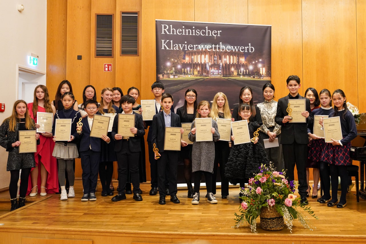 Preisträger des Rheinischen Klavierwettbewerbs Teil 2 mit Jury, Foto: Zhonghua Zhao Preisträger des Rheinischen Klavierwettbewerbs Teil 2 mit Jury, Foto: Zhonghua Zhao