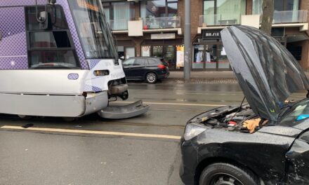 Schwerer Unfall in der Innenstadt: Straßenbahn kollidiert mit Auto – drei Verletzte