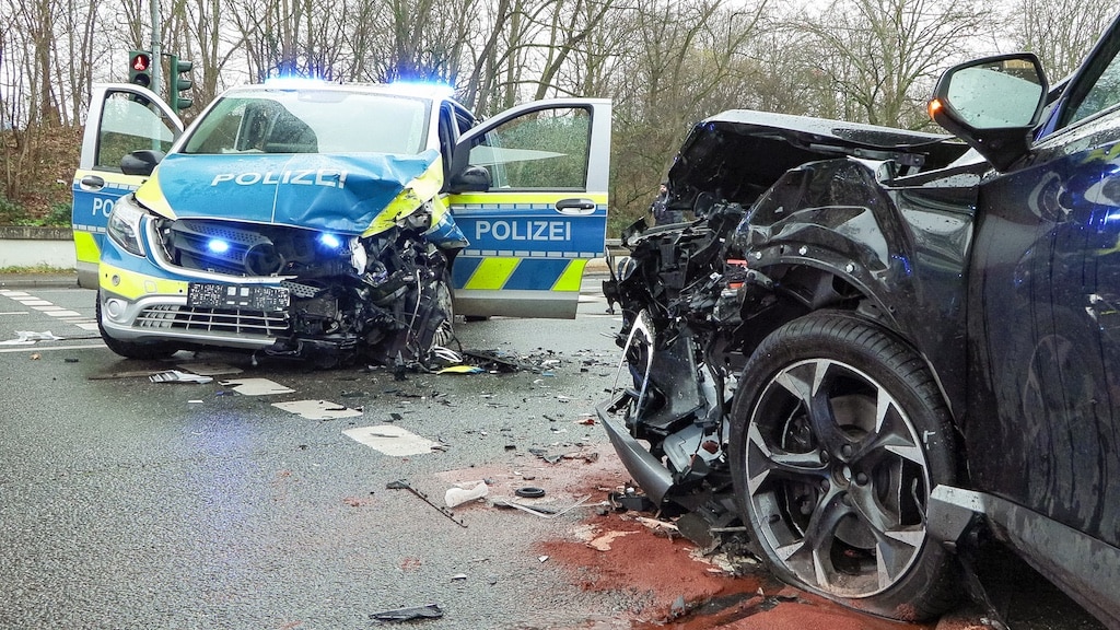 Schwerer Unfall auf Einsatzfahrt: Streifenwagen und PKW kollidierten © Patrick Schüller