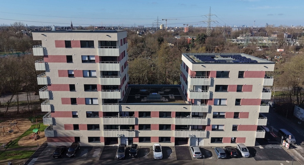 Chemnitzer Straße 1-1b mit PV-Anlagen auf Wohntürmen © SWD, Fotograf: David Young
