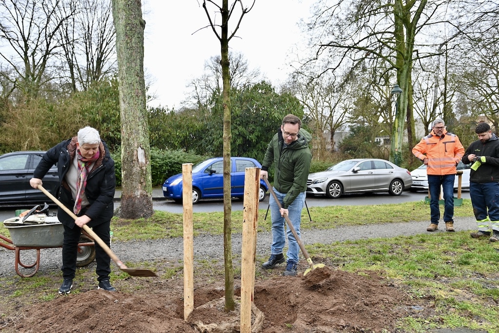 Doris Törkel, Leiterin des Garten-, Friedhofs- und Forstamts, und Julian Peine, Abteilungsleiter Gartenanlagen © Lokalbüro Doris Törkel, Leiterin des Garten-, Friedhofs- und Forstamts, und Julian Peine, Abteilungsleiter Gartenanlagen © Lokalbüro