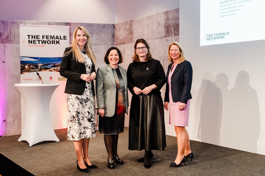 Die Initiatorinnen des Female Network Festivals (v.l.n.r.): Annette Grabbe (Rheinbahn AG), Maria Kofidou (Düsseldorf Congress GmbH), Dr. Charlotte Beissel (Stadtwerke Düsseldorf AG) und Henrietta Six (Stadtsparkasse Düsseldorf). © „Female Network Festival“ 