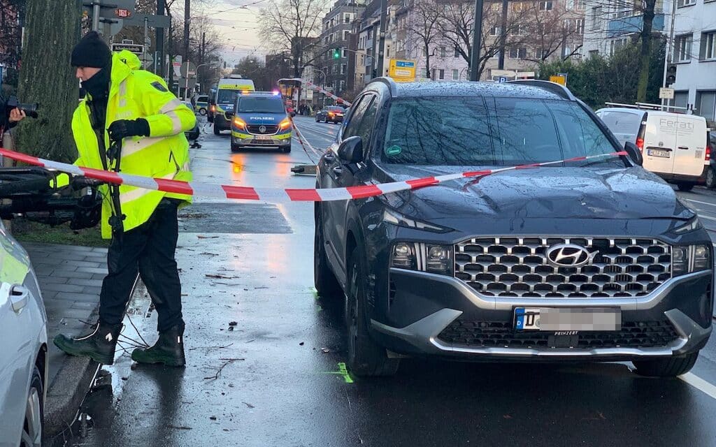 Radfahrer nach Kollision in kritischem Zustand