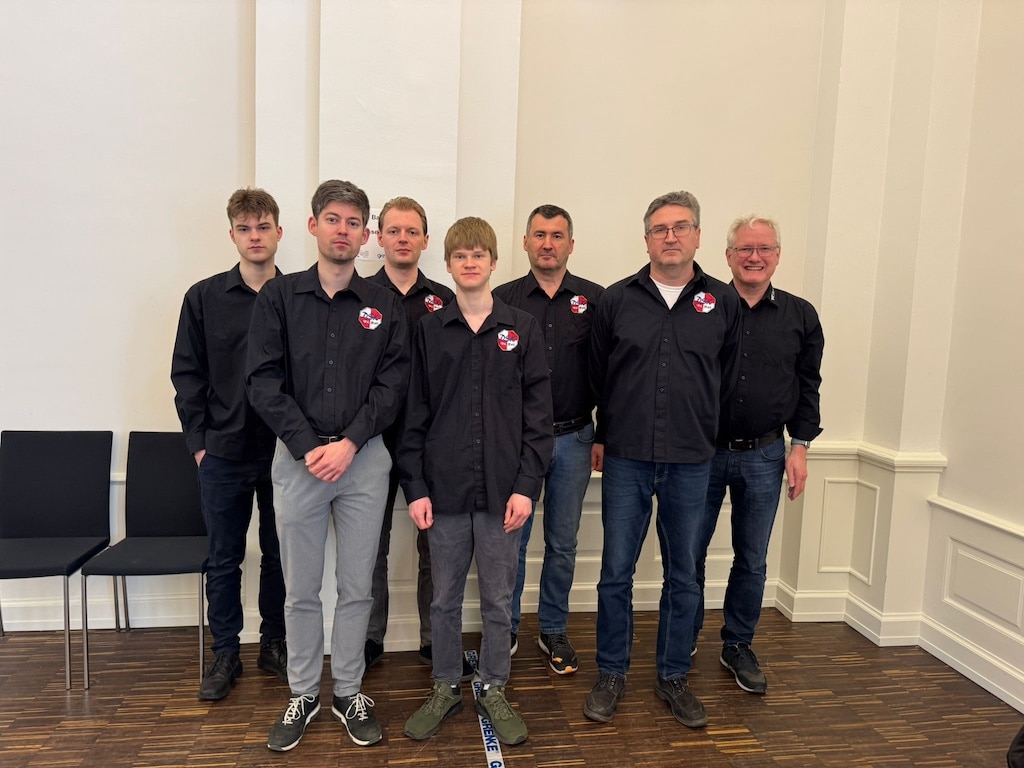 Starke Leistung des Düsseldorfer SK rückt Klassenerhalt in greifbare Nähe (v.l.n.r.): die Großmeister Casper Schoppen, Robin Swinkels, Arthur Pijpers, Volodar Murzin, Mikhail Kobalia, Andrey Orlov und Mannschaftsführer Jan Werner; es fehlen Antonios Pavlidis und Twan Burg). © DSK