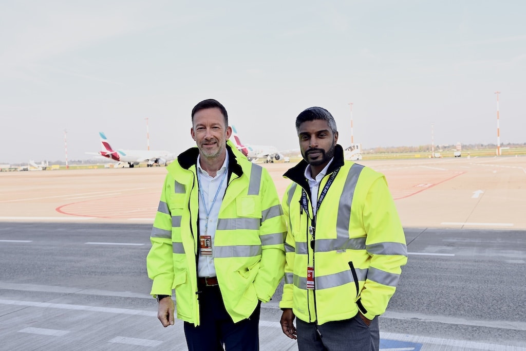 DSC_1980 Die Geschäftsführung des Düsseldorfer Flughafens vor der neuen Feuerwache des Airports: Lars Redeligx und Pradeep Pinakatt © Lokalbüro