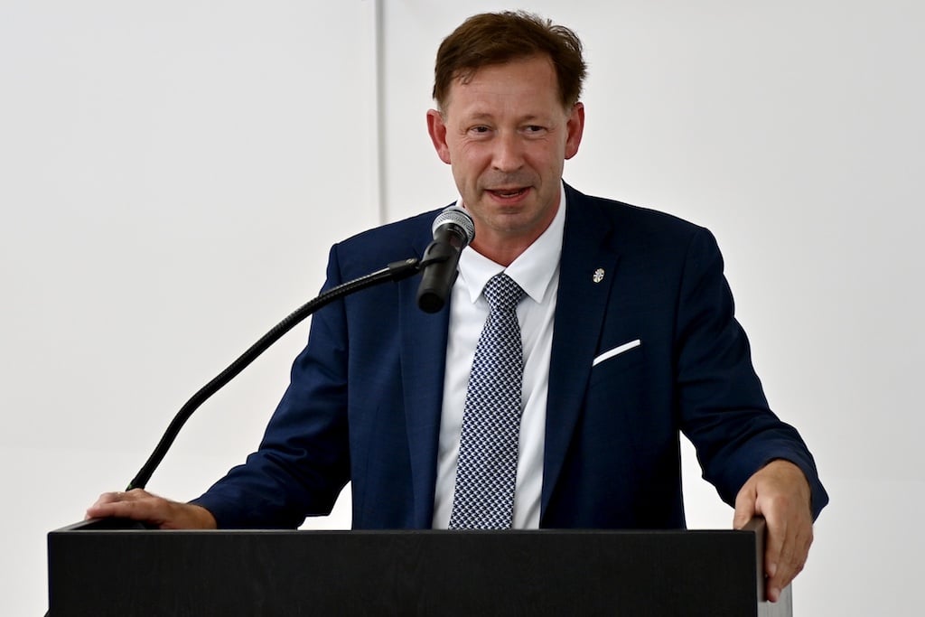 „Eishockey ist und bleibt ein wichtiger Bestandteil der Düsseldorfer Sportwelt“, sagt Stadtdirektor Burkhard Hintzsche.