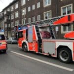Feuerwehr löscht brennenden Papierkorb in Heerdter Wohnung