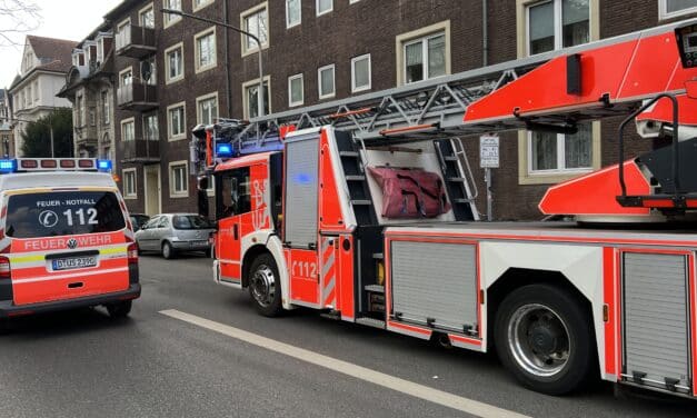 Feuerwehr löscht brennenden Papierkorb in Heerdter Wohnung