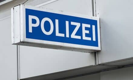 Einbruch in Taxi: Zeuge führt Polizei zu 28-Jährigem, der sich unter Auto versteckt