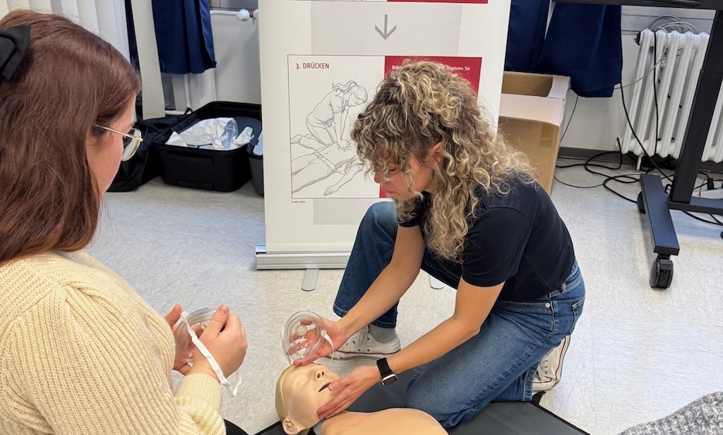 Das Gesundheitsamt Düsseldorf hat Streetworkerinnen und Streetworker sowie Mitarbeitende der Drogenhilfe, des Ordnungsamtes und von Obdachlosenunterkünften zu einer Drogennotfallschulung eingeladen. Dabei haben die Teilnehmenden unter anderem den Umgang mit Naxolon-Nasenspray erlernt sowie die Reanimation bei einem Herz-Kreislauf-Stillstand geübt. © Gesundheitsamt Düsseldorf