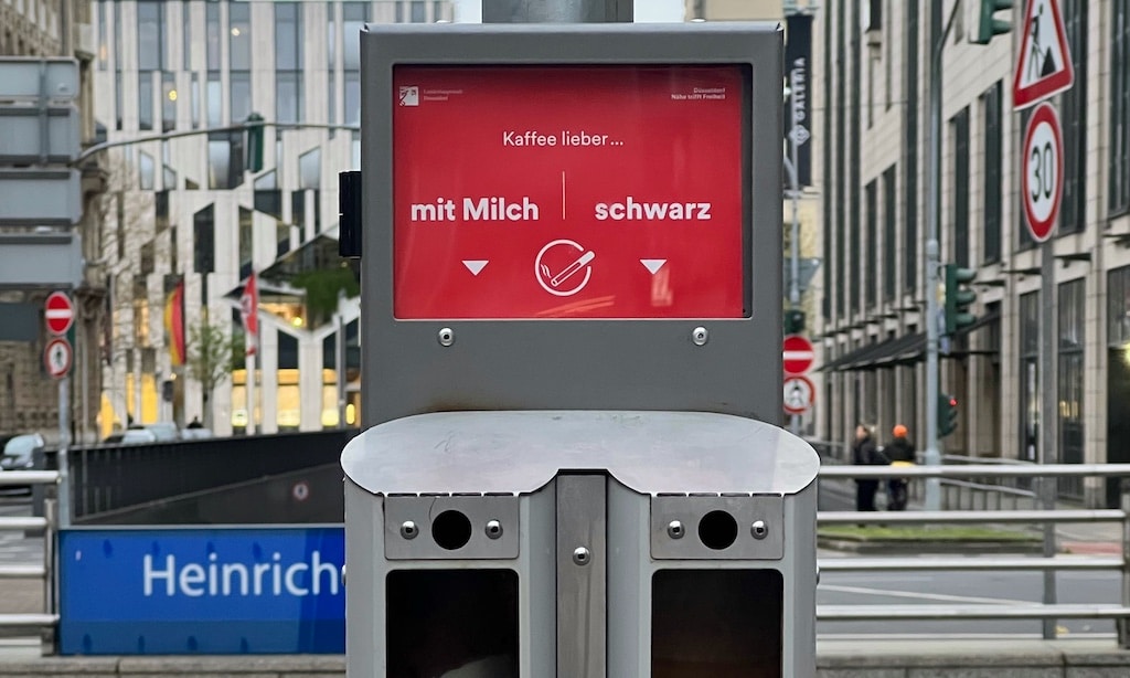 Die Abstimm-Ascher der Landeshauptstadt gehen in die siebte Runde.  In der neuen Abstimmungsrunde dreht sich alles um eine oft schon frühmorgendliche Geschmacksfrage: "Kaffee lieber mit Milch oder schwarz?".Standort: Haltestelle "Heinrich-Heine-Allee" © Landeshauptstadt Düsseldorf