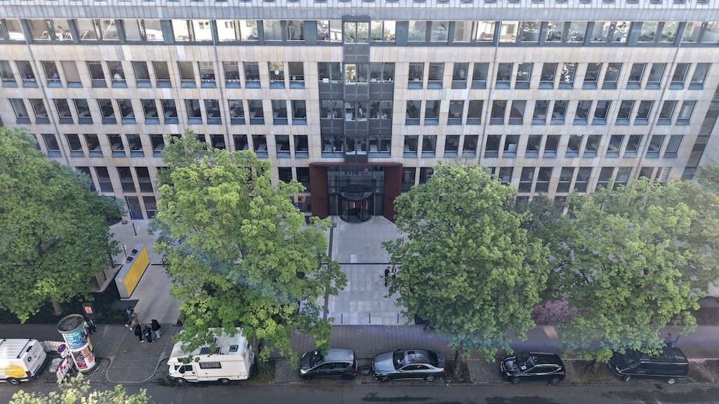 Mit dem Gebäude auf der Yorckstraße, kurz "Yorcks" genannt, wurde ein neuer, identitätsstiftender Standort gefunden, an dem die Angebote der Volkshochschule zentral gebündelt zur Verfügung stehen. Vor dem Umzug waren die Bildungsangebote auf drei Standorte im Stadtgebiet verteilt: die Mecumstraße, der Bertha-von-Suttner-Platz und die Georg-Glock-Straße. © Landeshauptstadt Düsseldorf/ David Young