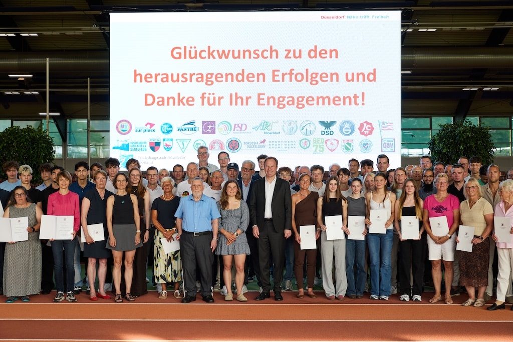 Große Sportehrung in der Leichtathletikhalle im Arena-Sportpark: Oberbürgermeister Dr. Stephan Keller hat gemeinsam mit Stadtsportbundpräsident Peter Schwabe Sportlerinnen und Sportler aus Düsseldorfer Vereinen für nationale und internationale Titelerfolge im Jahr 2025 in olympischen und nicht-olympischen Sportarten aller Klassen geehrt. So wurden 104 Aktive für ihre Titelerfolge bei Welt-, Europa- und Deutschen Meisterschaften aller Altersklassen in insgesamt 24 Sportarten ausgezeichnet, 14 davon sind olympisch.©     Landeshauptstadt Düsseldorf / Lasse Rotthoff