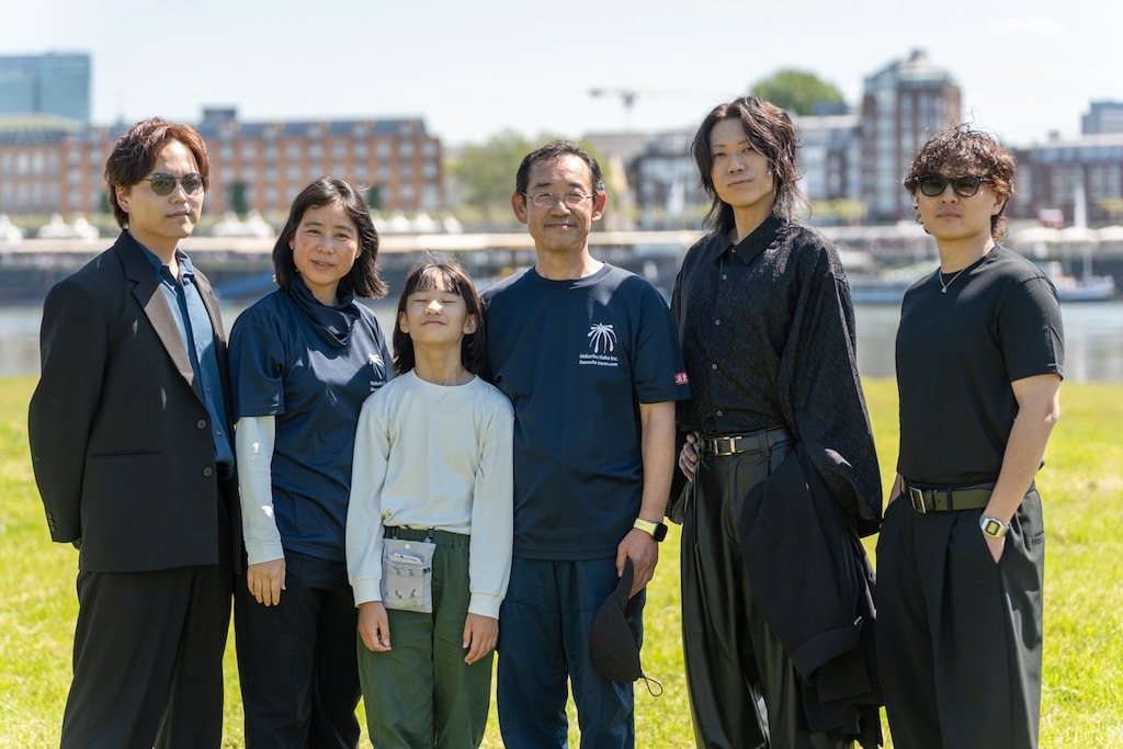 Hideki Kubota (Bild mitte)  ist mit seiner kompletten Familie an den Rhein. Beim heutigen Aufbau des Feuerwerks wurde er von seiner Frau Yukiko und seiner Tochter Rirei Links und rechts Mitglieder der Band © LB / Olaf Oidtmann