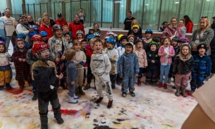 “Unsere Welt ist bunt”: 250 Kinder verwandeln Eisfläche in riesige Leinwand