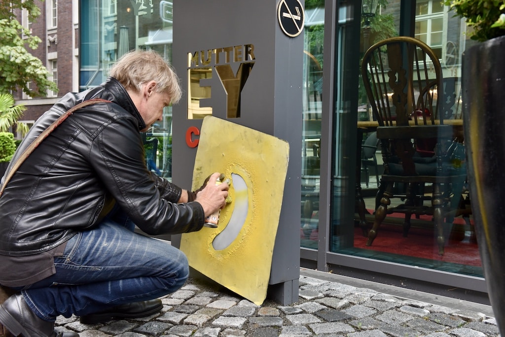 Eine Kultbanane vor dem Mutter-Ey-Café im Andreas Quartier © Lokalbüro
