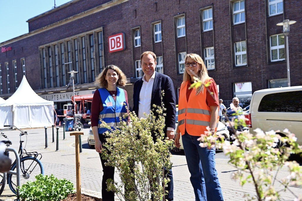 Auch die Beete im Umfeld wurden neu hergerichtet: v.l. Sonja Kosche, Leiterin des DB-BahnhofsmanageDr. Stephan Keller, Oberbürgermeisterin der Stadt Düsseldorments in Düsseldorf und Annette Grabbe, Vorständin der Rheinbahn © Lokalbüro