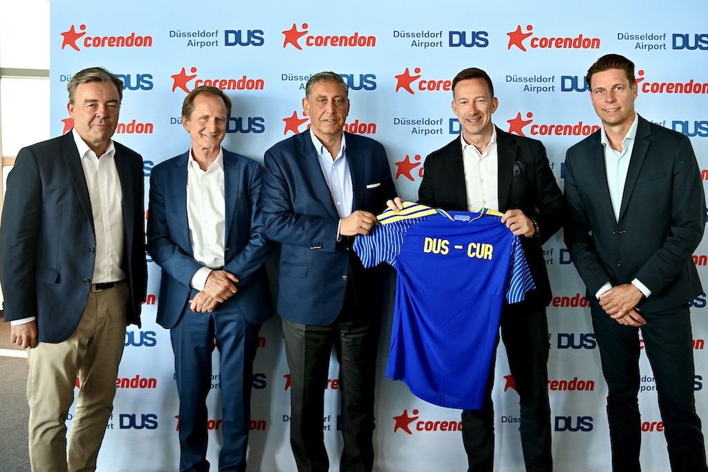 Stellten am Düsseldorfer Flughafen die neue Nonstop-Verbindung nach Curaçao vor: v.l.n.r.: Christian Hein, Head of Sales & Marketing Corendon Airlines, Paul Schwaiger, CCO Corendon Airlines, Yildiray Karaer, CEO Corendon Airlines, Lars Redeligx, CEO Flughafen Düsseldorf, und Martin de Boer, Commercial Director Corendon Hotels. © Lokalbüro